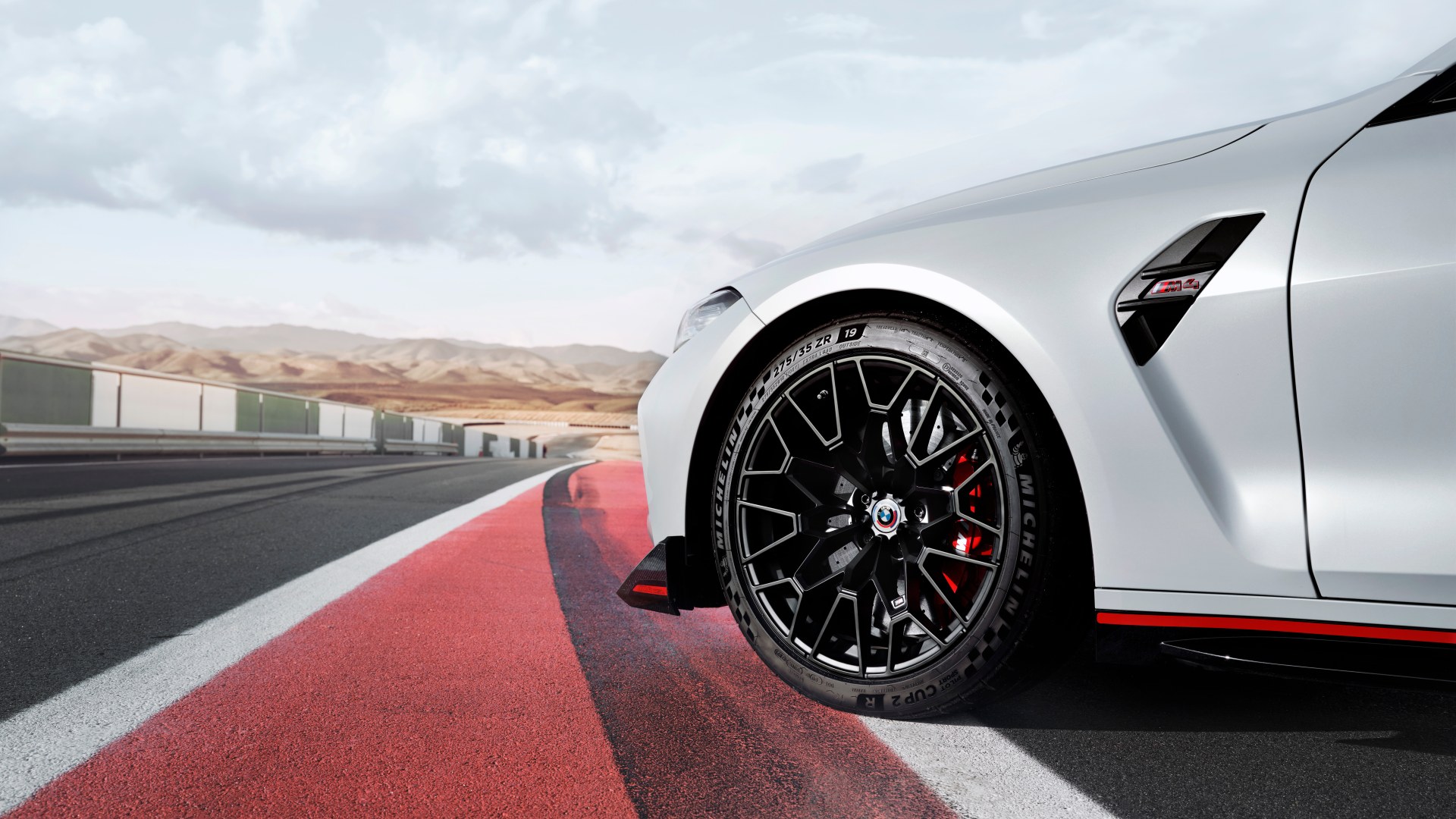 Ultra Track Reifen und M Carbon-Keramik Bremsanlage des BMW M4 CSL Ultra Track Reifen und M Carbon-Keramik Bremsanlage des BMW M4 CSL