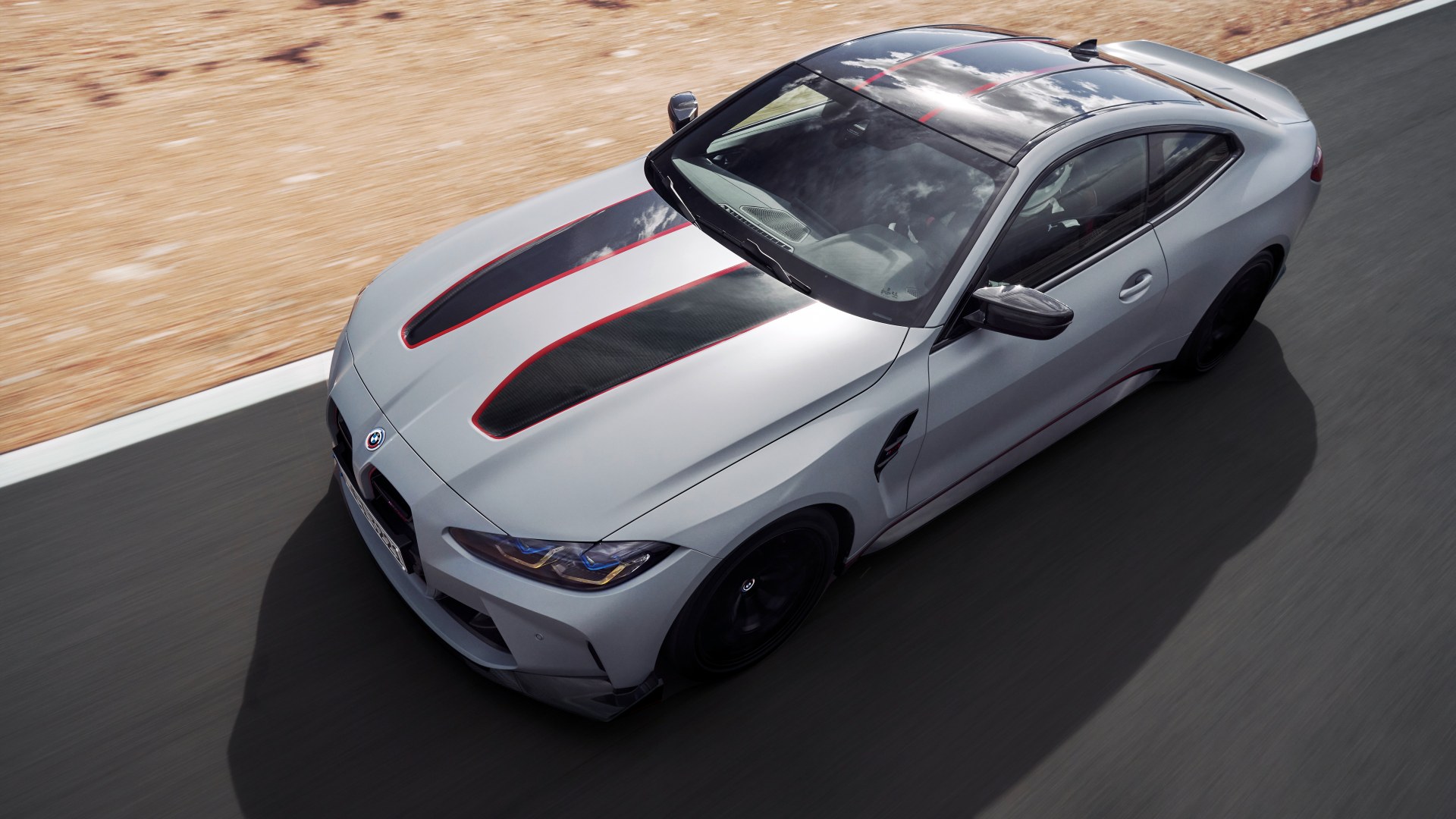 Carbon Motorhaube und rote Akzentlinien des BMW M4 CSL Carbon Motorhaube und rote Akzentlinien des BMW M4 CSL