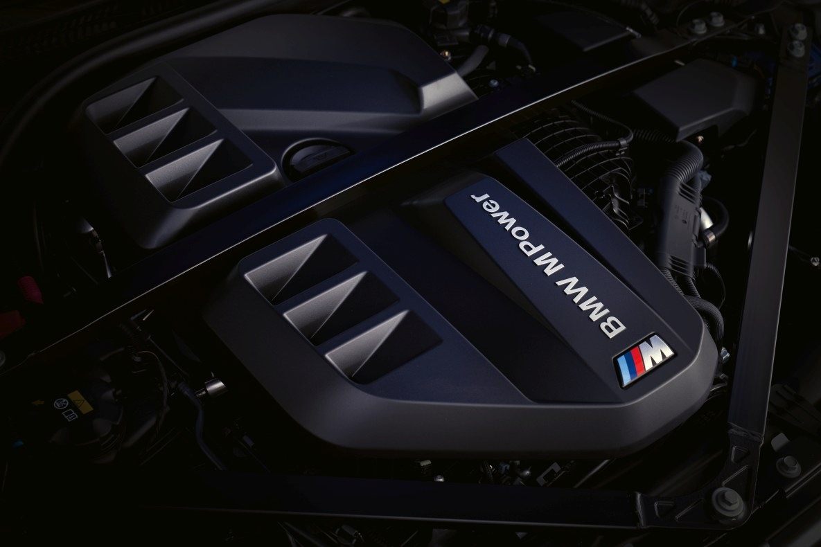 Der Reihen-6-Zylinder-Motor des BMW M4 Competition Cabrio mit M xDrive 
