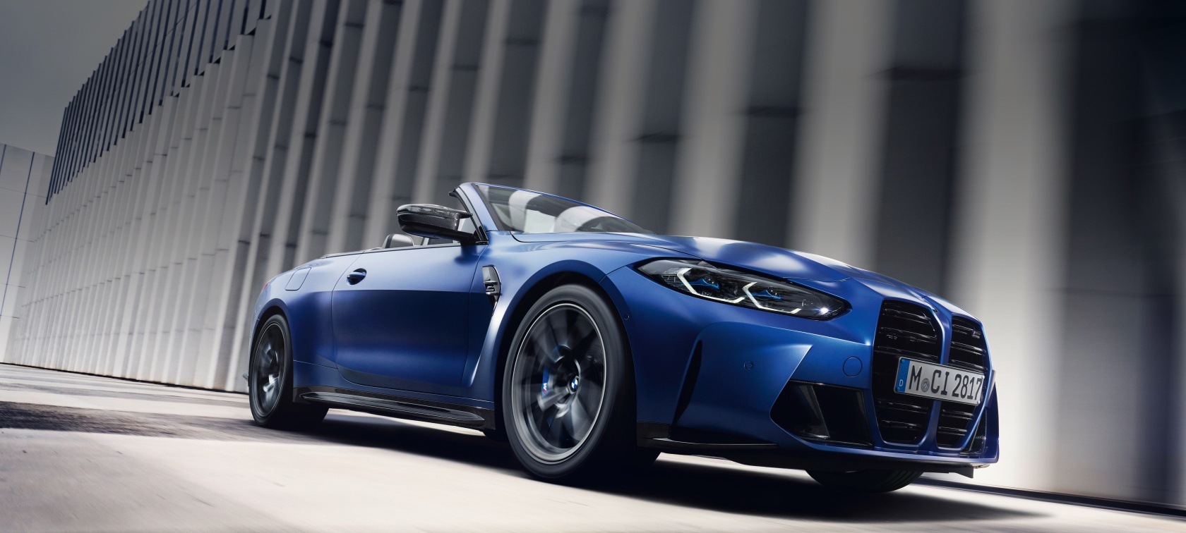 BMW M4 Competition Cabrio mit M xDrive in Frozen Portimao Blau metallic