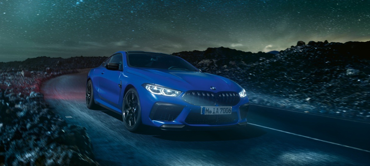 BMW M8 Competition Coupé Fahrendes BMW M8 Competition Coupé in blau