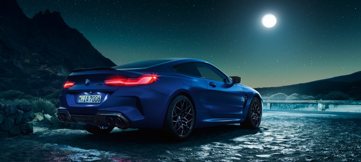 BMW M8 Competition Coupé Heckansicht eines blauen BMW M8 Competition Coupé