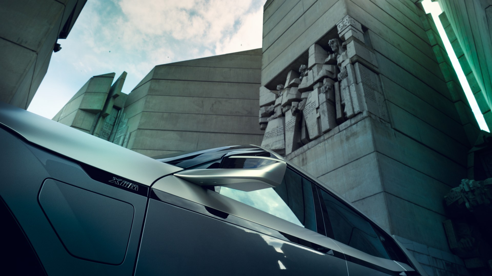 BMW Concept XM The "Black Belt" and exterior mirror of the BMW Concept XM