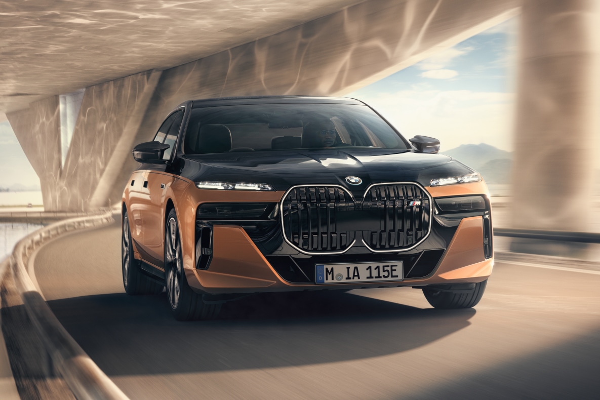 BMW i7 M70 xDrive driving