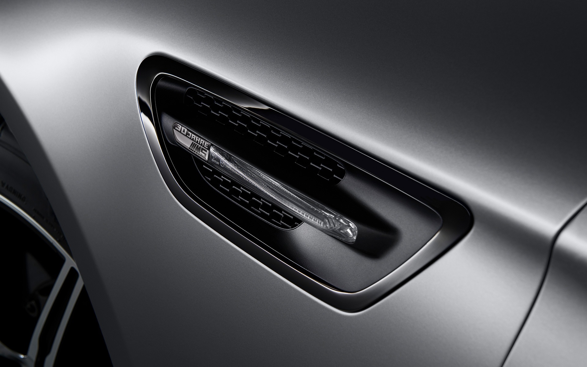 BMW “30 Jahre” M5 Edition M gill in dark chrome