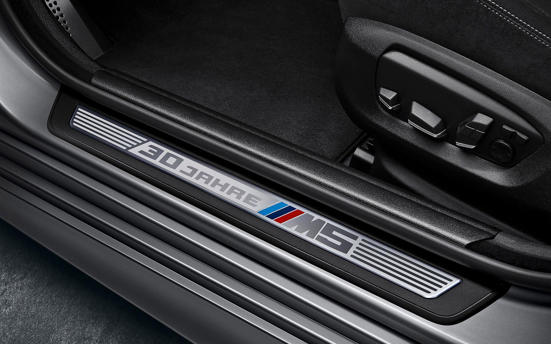 BMW “30 Jahre” M5 Edition entry sill trim