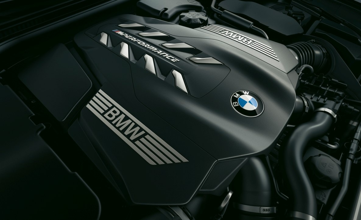 The BMW M TwinPower Turbo V8 engine of the BMW M550i xDrive 