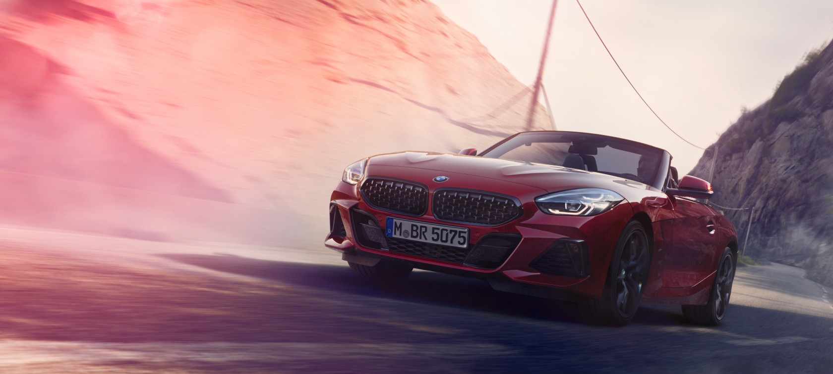 BMW Z4 M40i BMW Z4 M40i fährt auf einer Landstraße