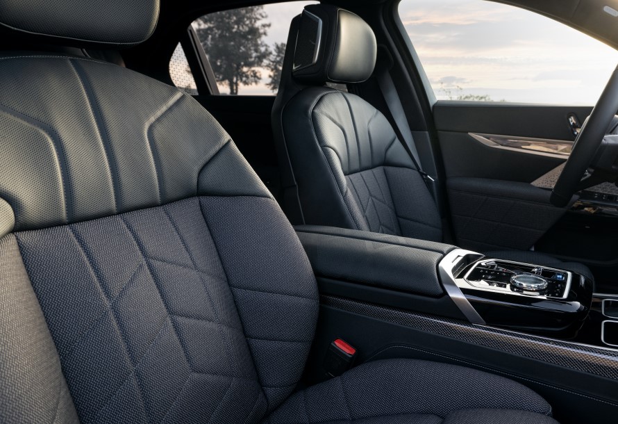 BMW Individual Leder Merino/Woll-Kaschmir Kombination mit Exklusivumfängen in Schwarz/Grau.