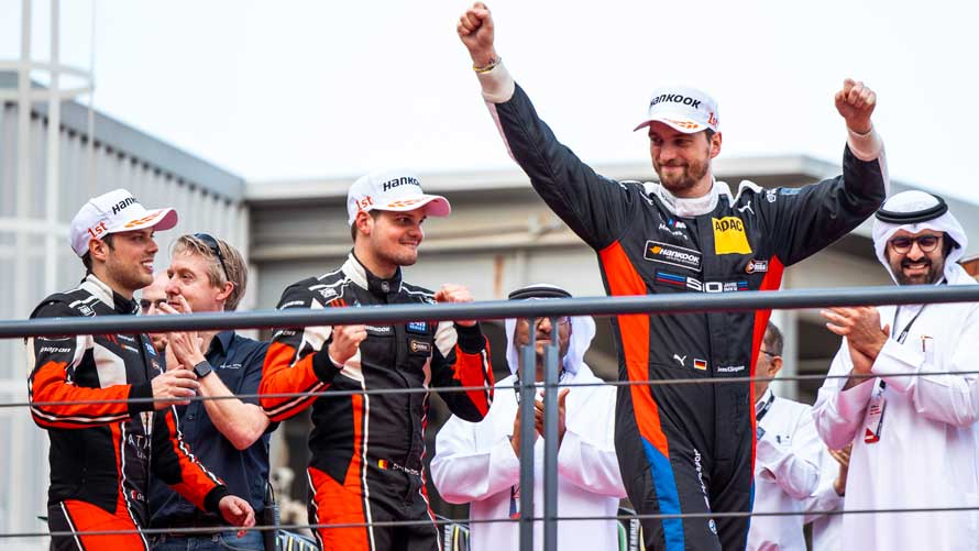 Jens Klingmann und Dries Vanthoor feiern ihren Sieg bei den 24 Stunden von Dubai