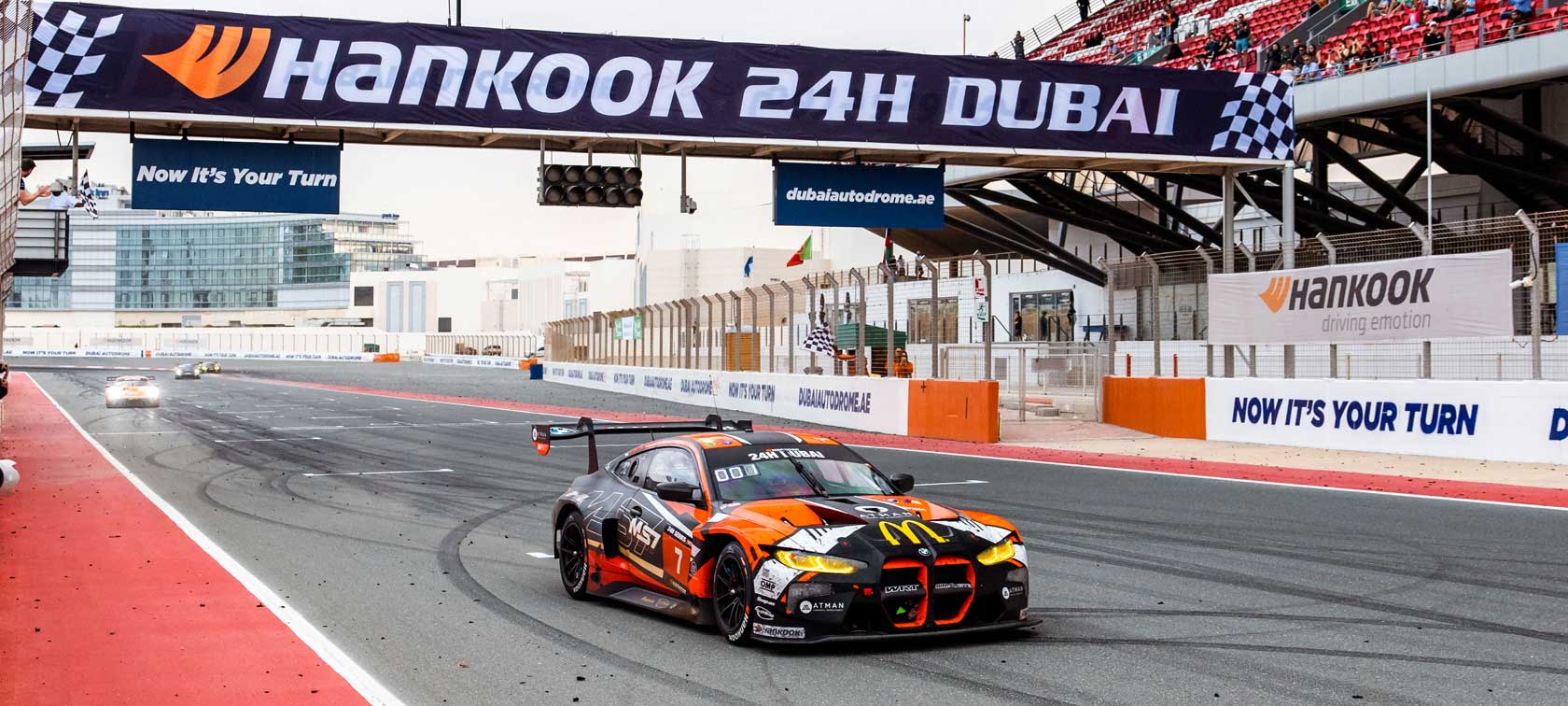 24h Dubai: BWM M Team WRT fährt mit dem BMW M4 GT3 auf den ersten Platz.