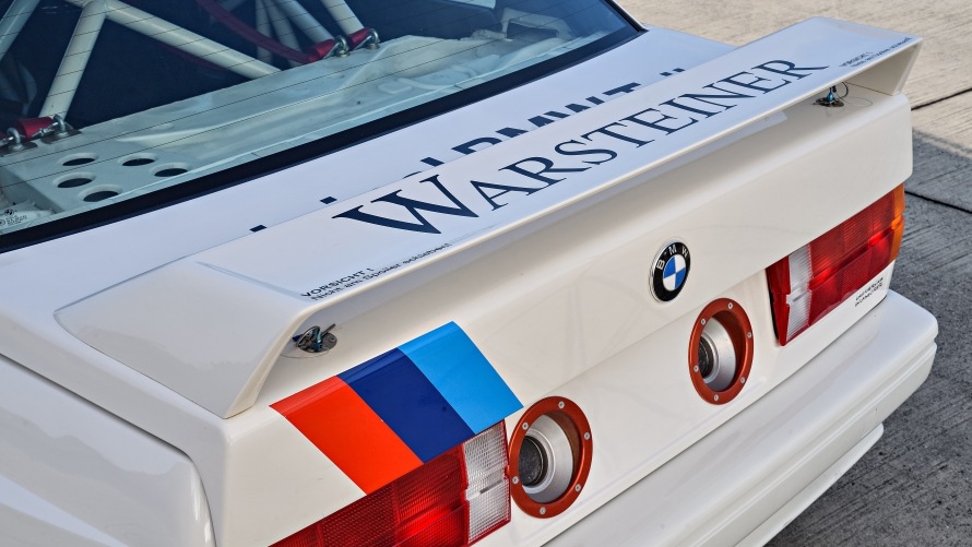 Rear wing with fuel caps on BMW M3 E30 DTM