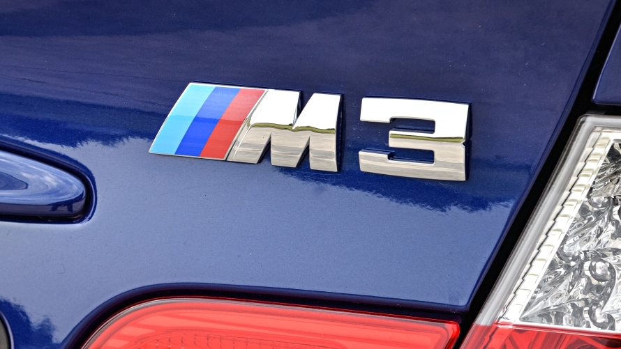 Emblem at the trunk lid of the E46 BMW M3 Coupé Interlagos Blue Metallic