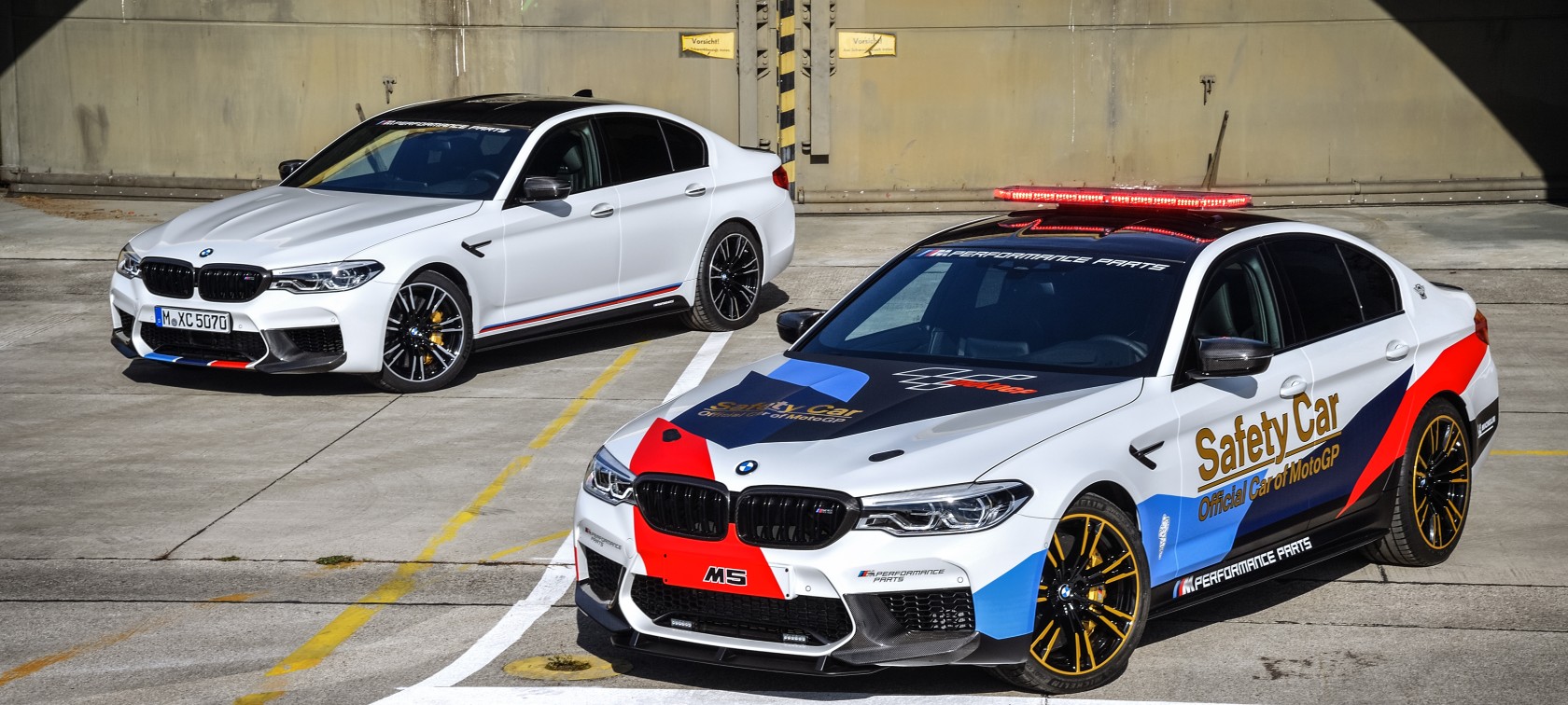 BMW M5 Performance Parts und MW M5 MotoGP Safety Car Der BMW M5 mit BMW M Performance Parts und das BMW M5 MotoGP Safety Car.