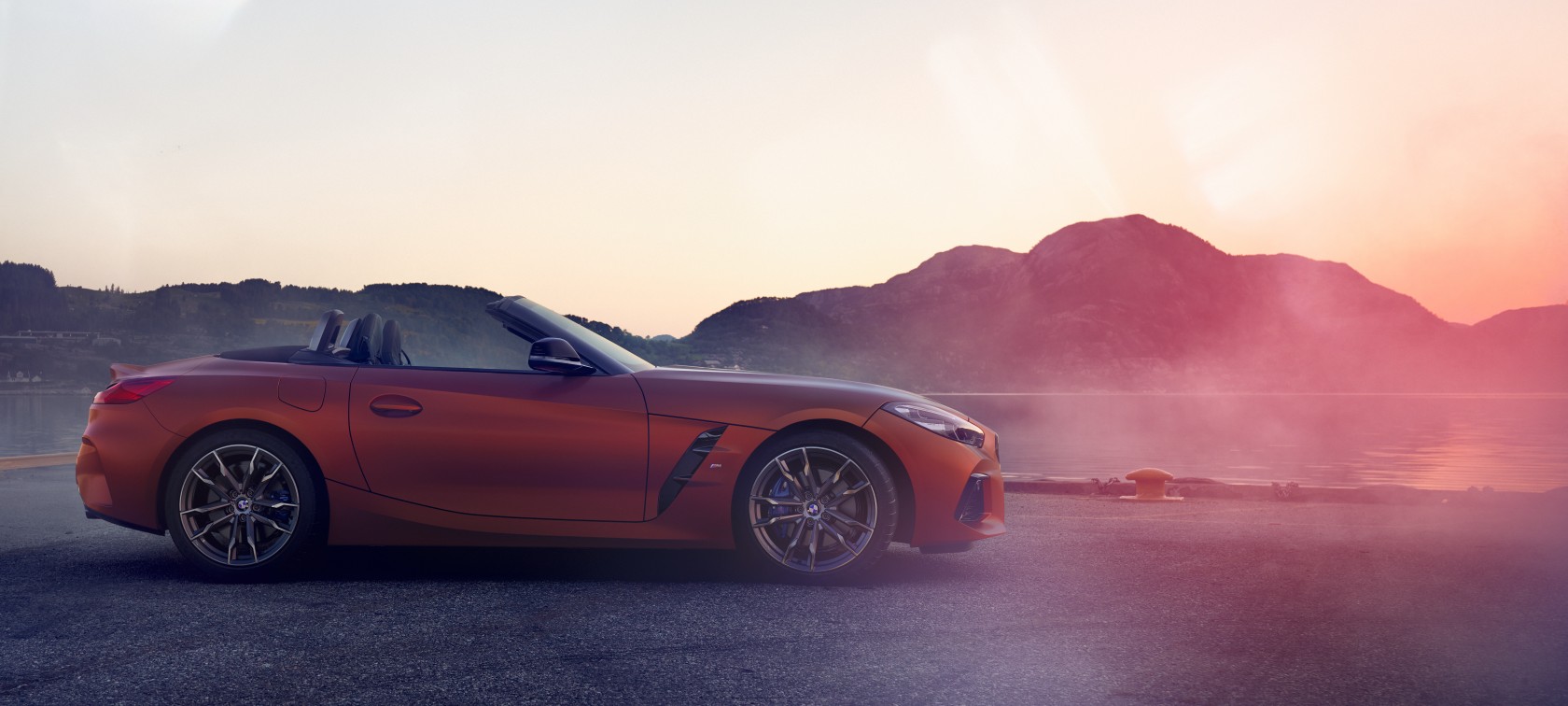 BMW Z4 First Edition stehend in der Kurve vor Berglandschaft