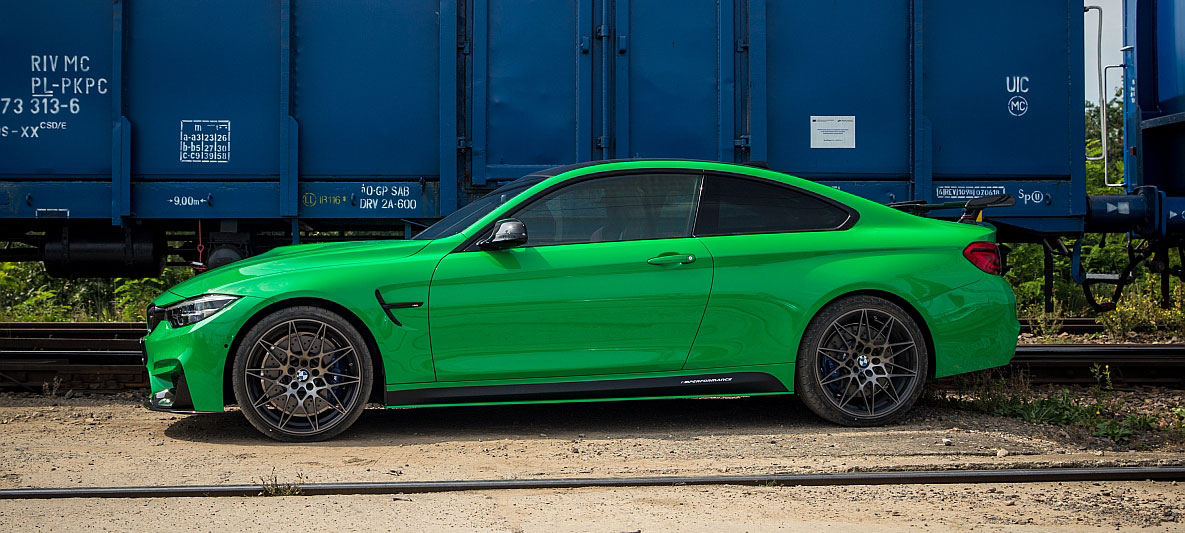 BMW M4 Coupé Signalgrün mit M Performance Parts