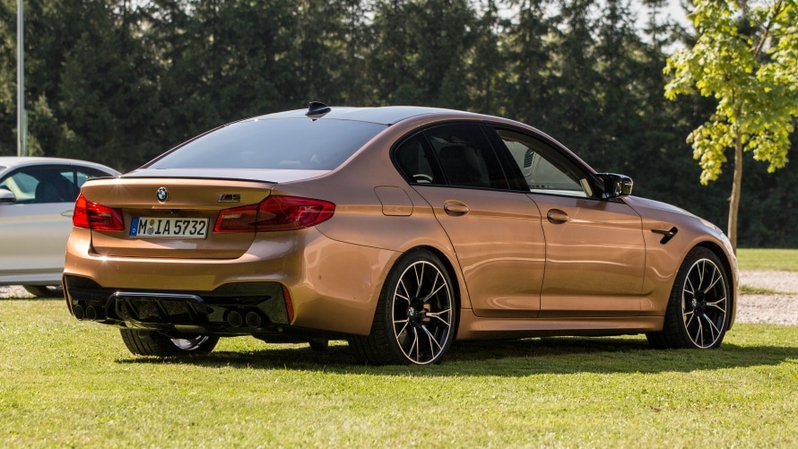 BMW M5 Competition Zanzibar metallic von M Town auf dem Rasen