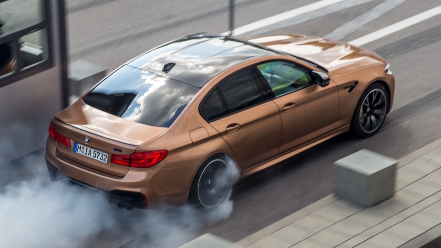 BMW M5 Competition Zanzibar metallic startet mit durchdrehenden Reifen