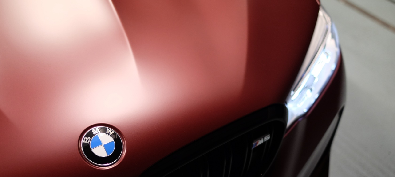 BMW M5 Frozen Dark Red Motorhaube