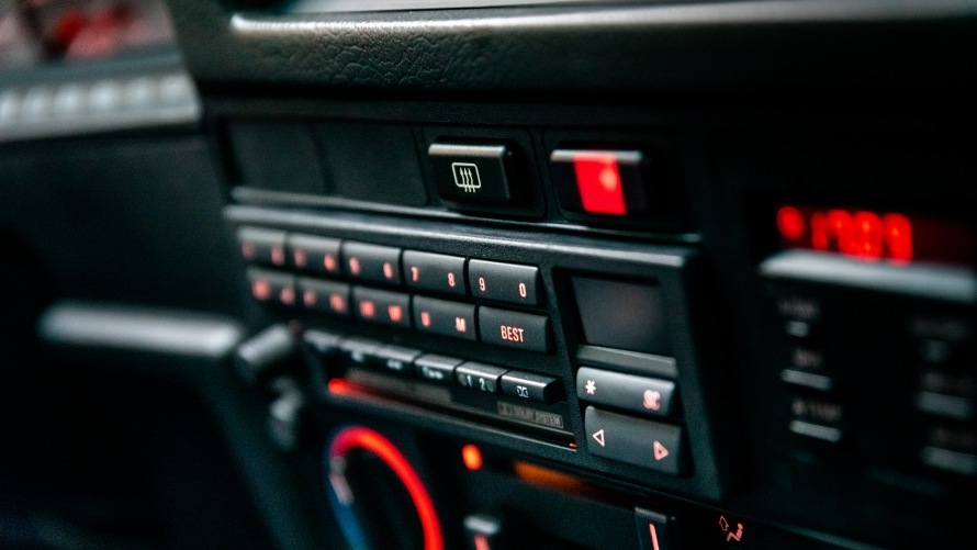 E30 BMW M3 Sport Evolution Radio, Kasettendeck und Bordcomputer