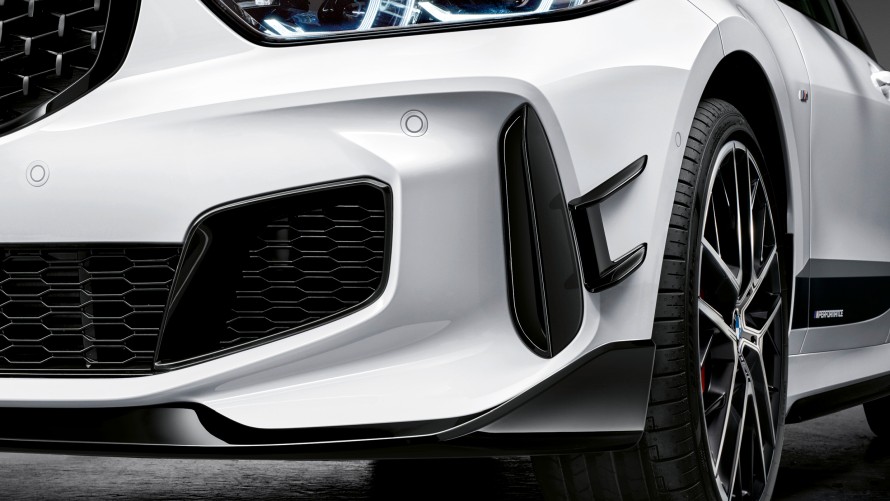 BMW M135i xDrive mit M Performance Aero Flicks in Schwarz hochglänzend
