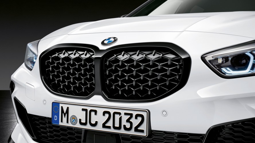 BMW M135i xDrive mit M Performance Frontziergitter Mesh Design