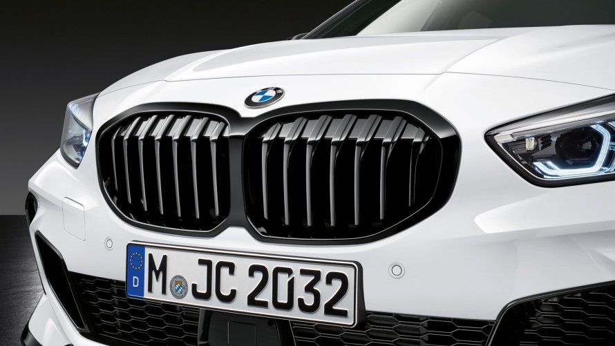 BMW M135i xDrive mit M Performance Frontziergitter