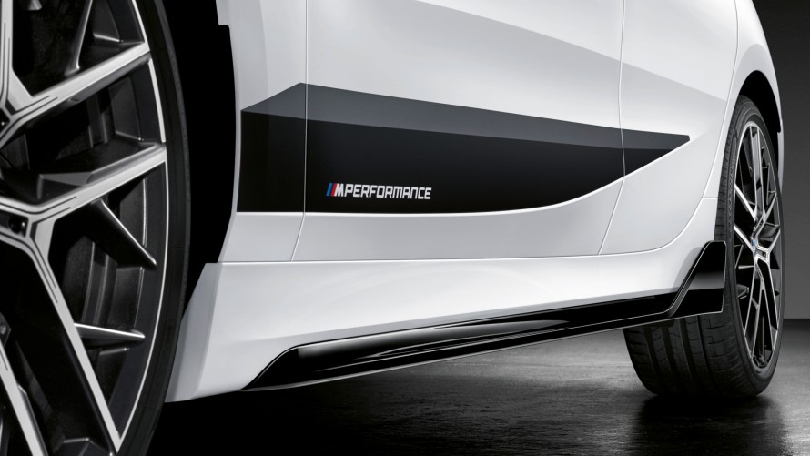 BMW M135i xDrive mit M Performance Seitenschwellereinsätze in Schwarz hochglänzend