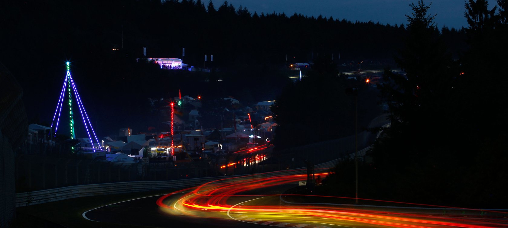 24-Stunden-Rennen auf dem Nürburgring Nachtfahrt beim 24-Stunden-Rennen auf dem Nürburgring