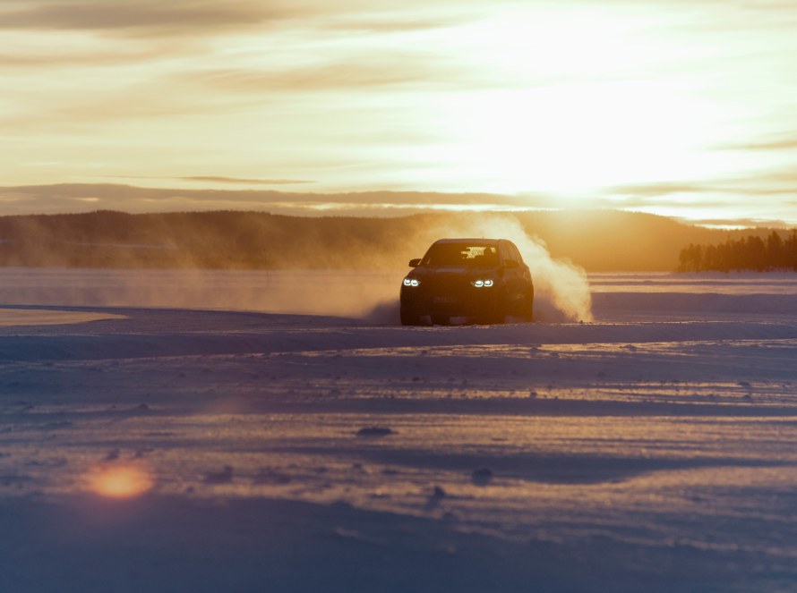 Ein BMW X5 M Prototyp driftet auf dem zugefrorenen See in Arjeplog