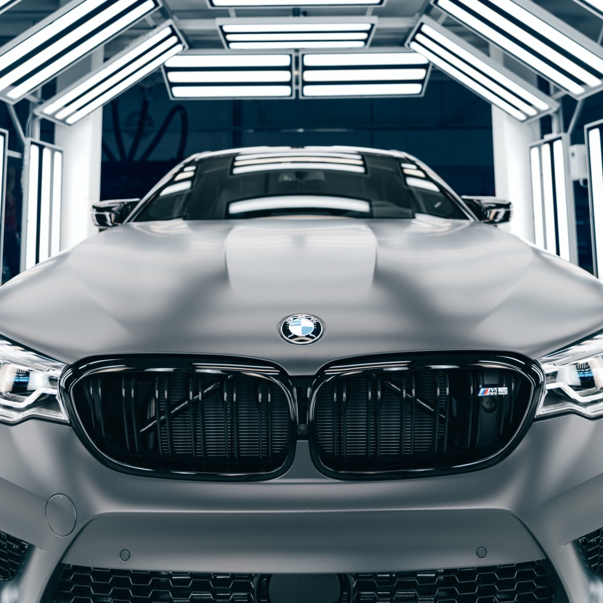 Front der BMW M5 Edition 35 Jahre mit hochglanzschwarzer Doppelniere