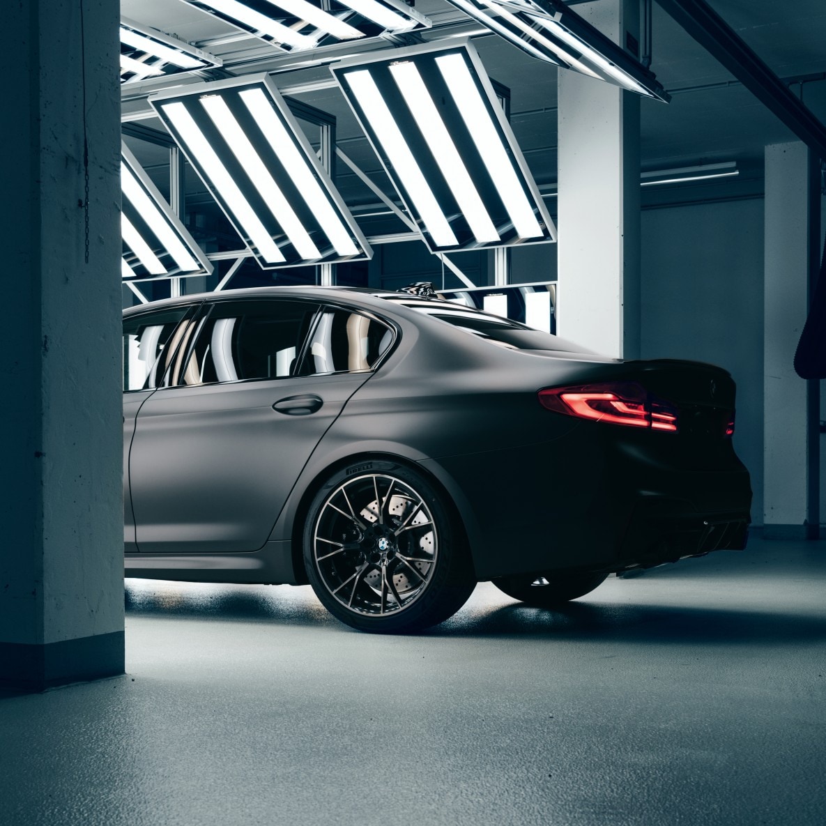Seitliche Heckansicht der BMW M5 Edition 35 Jahre