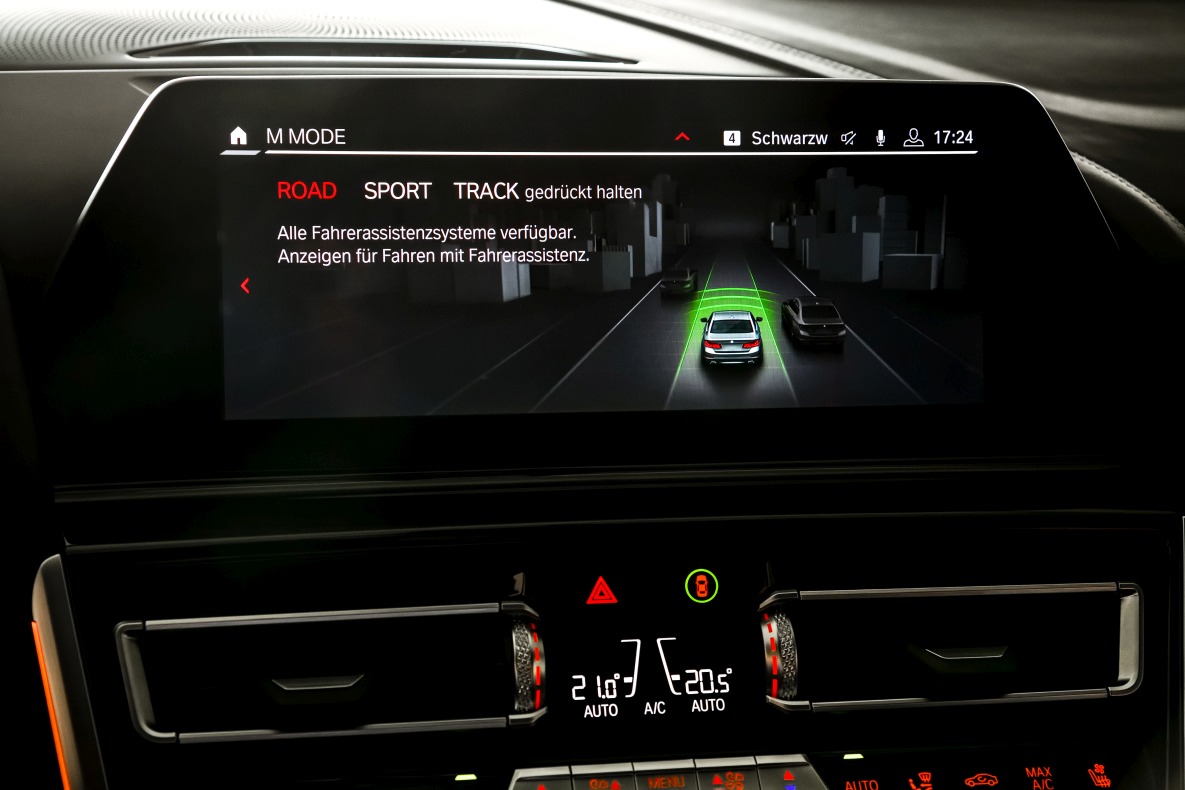 Central display of the BMW M8 Coupé with activated ROAD mode