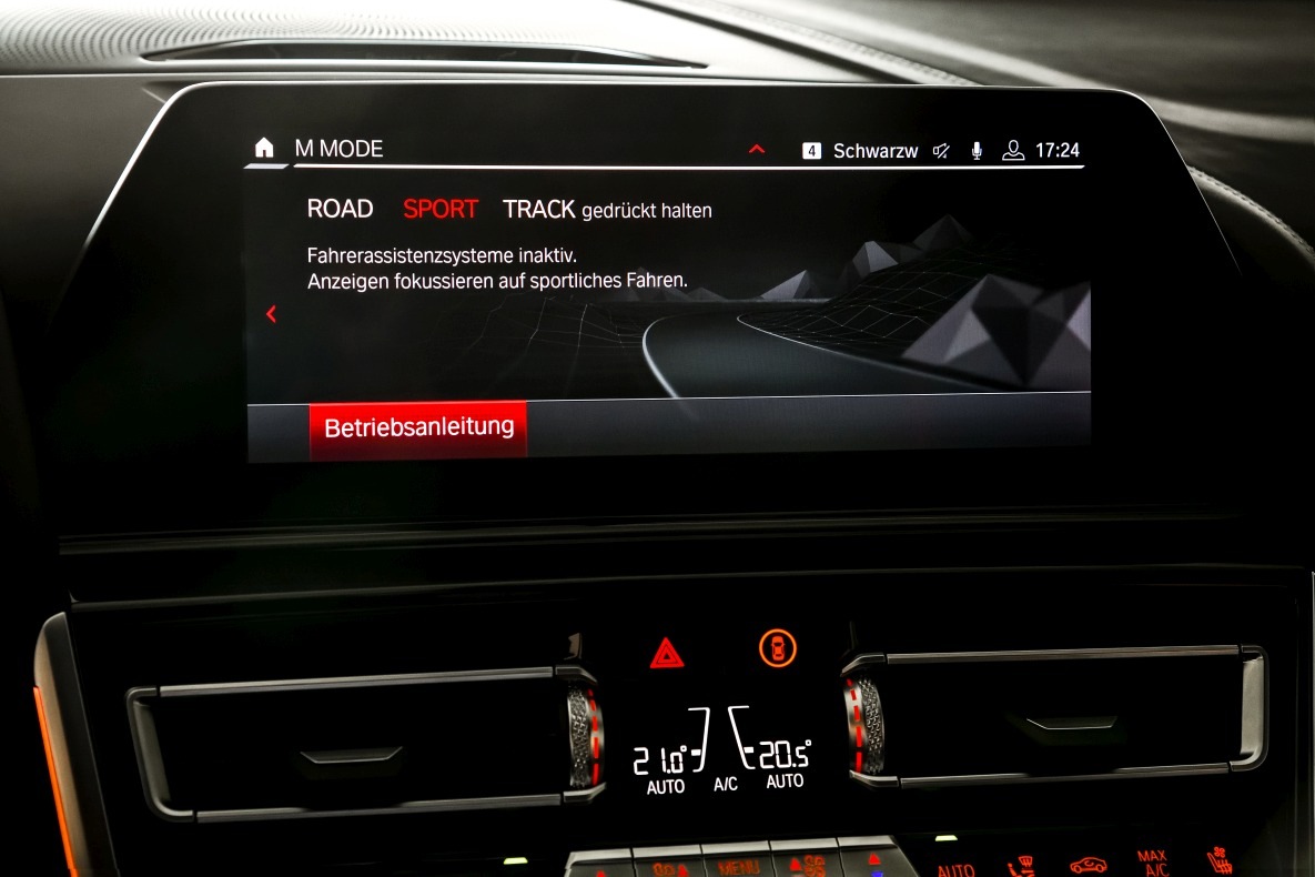 Central display of the BMW M8 Coupé with activated SPORT mode