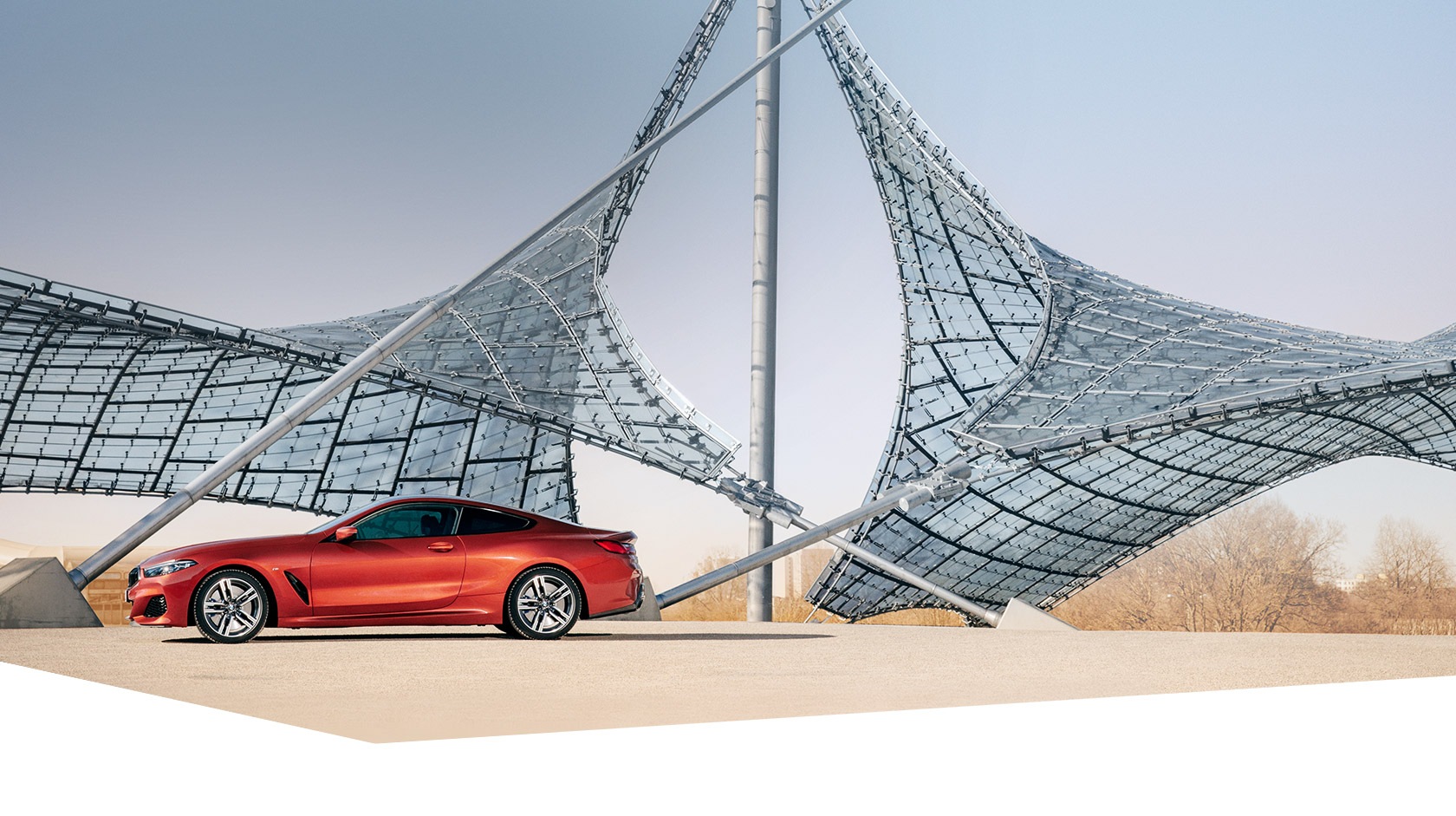 BMW M850i xDrive Coupé Rotes BMW M850i xDrive Coupé im Münchner Olympiapark