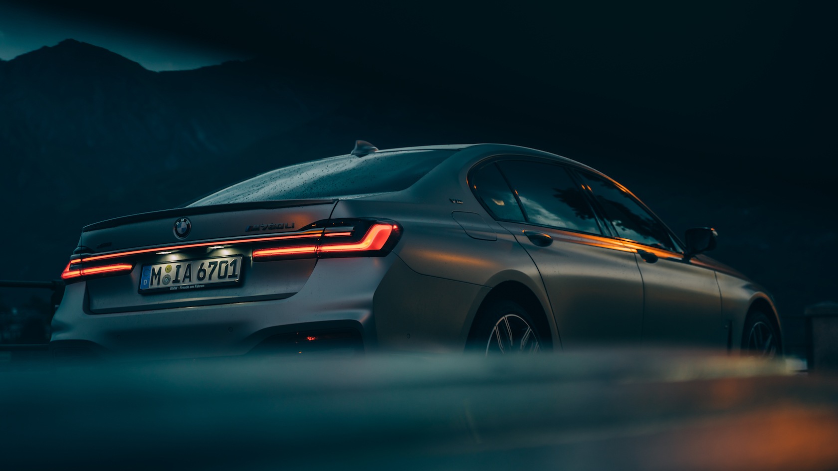 BMW M760Li xDrive in der BMW Individual Sonderlackierung Tansanitblau metallic