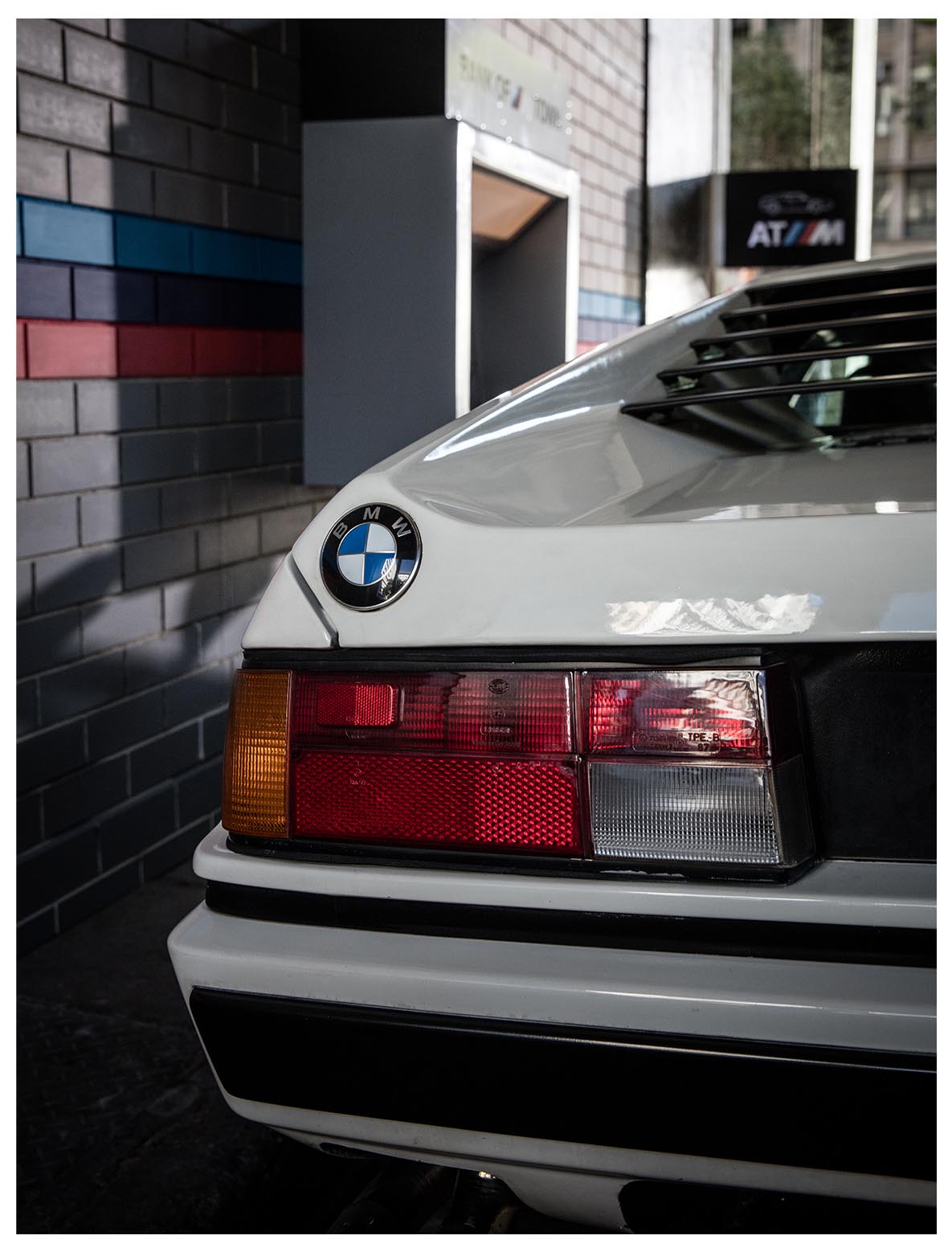 Cremeweisser BMW M1 bei Banking in BMW M TOWN 