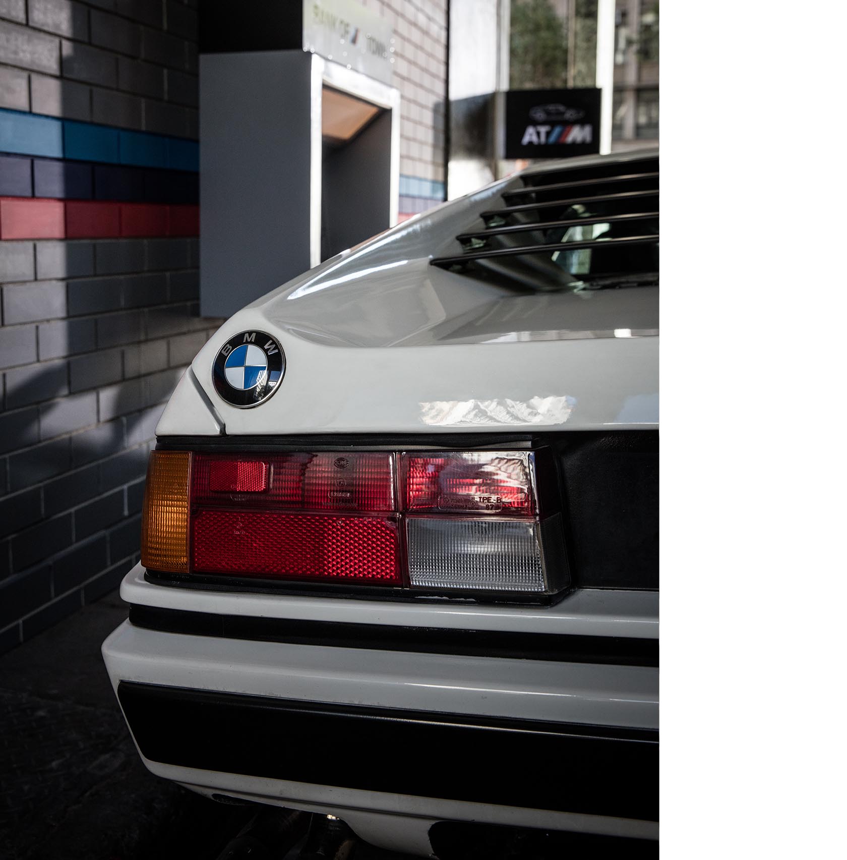 Cremeweisser BMW M1 bei Banking in BMW M TOWN 