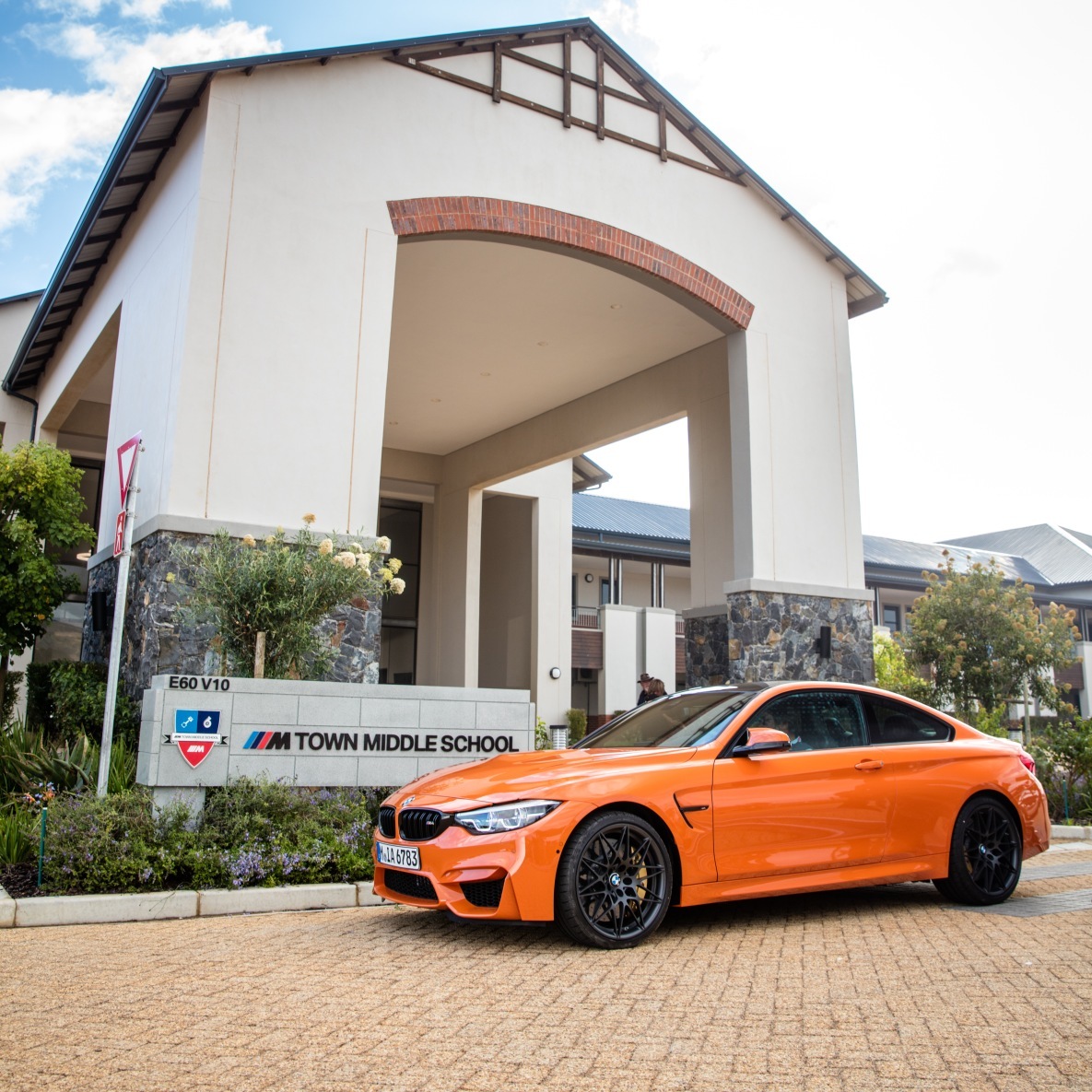 BMW M4 Coupé Fire Orange non-metallic