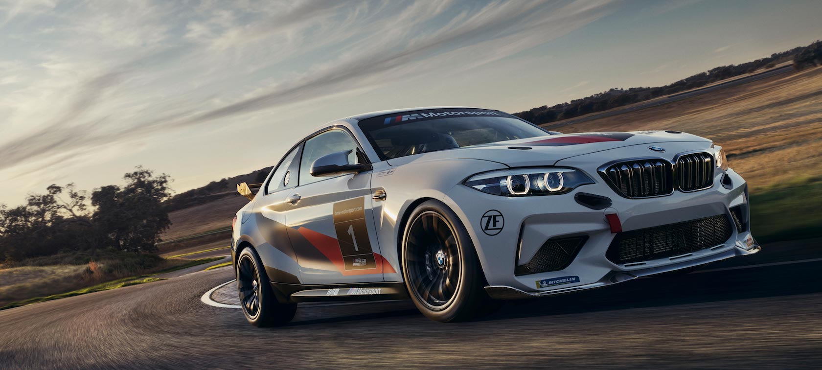 Ein BMW M2 CS Racing fährt durch eine Kurve auf einer Rennstrecke