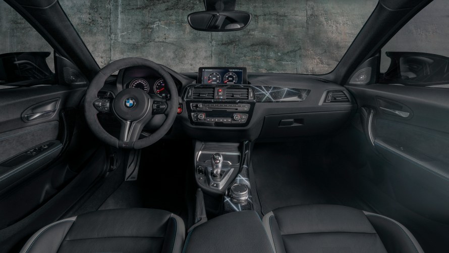 M Sportlenkrad mit grauem Alcantara-Bezug und 12-Uhr-Markierung im BMW M2 by FUTURA 2000