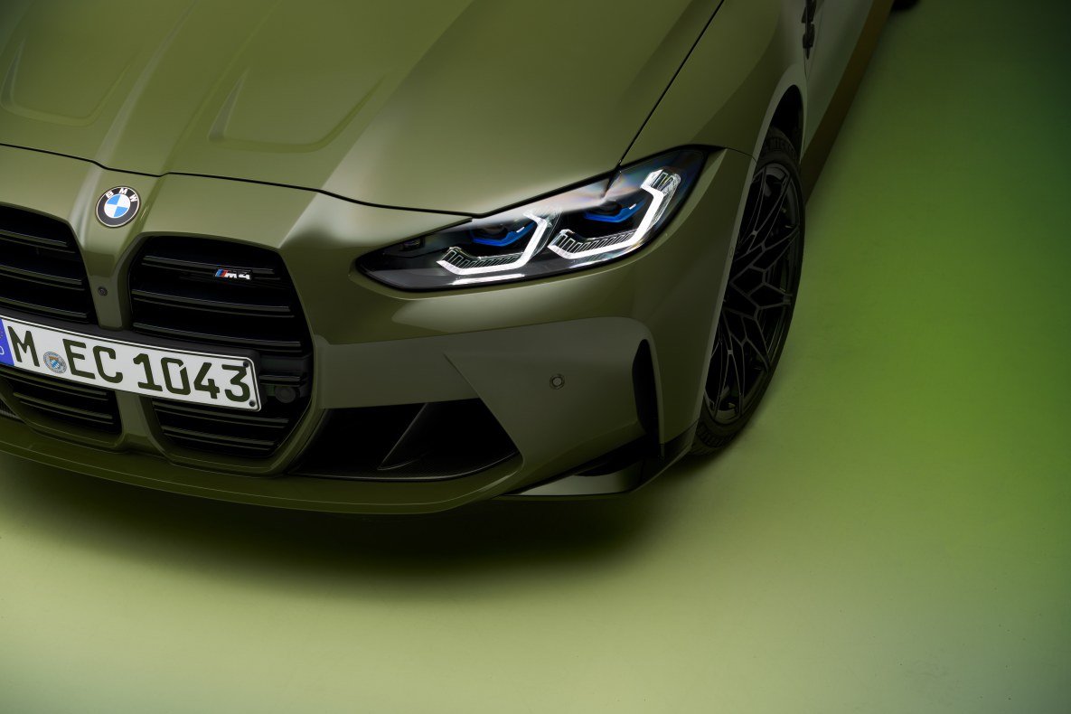 BMW Individual Leuchten Shadow Line an einem BMW M3 Competition in BMW Individual Sonderlackierung Urban Green uni