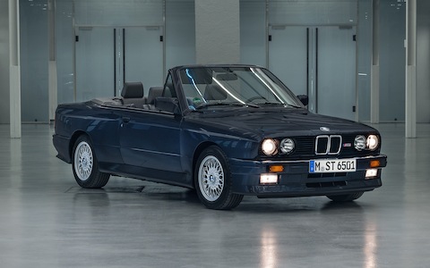 Detaillierte Darstellung der Motorraum eines 80er BMW M3 mit einem