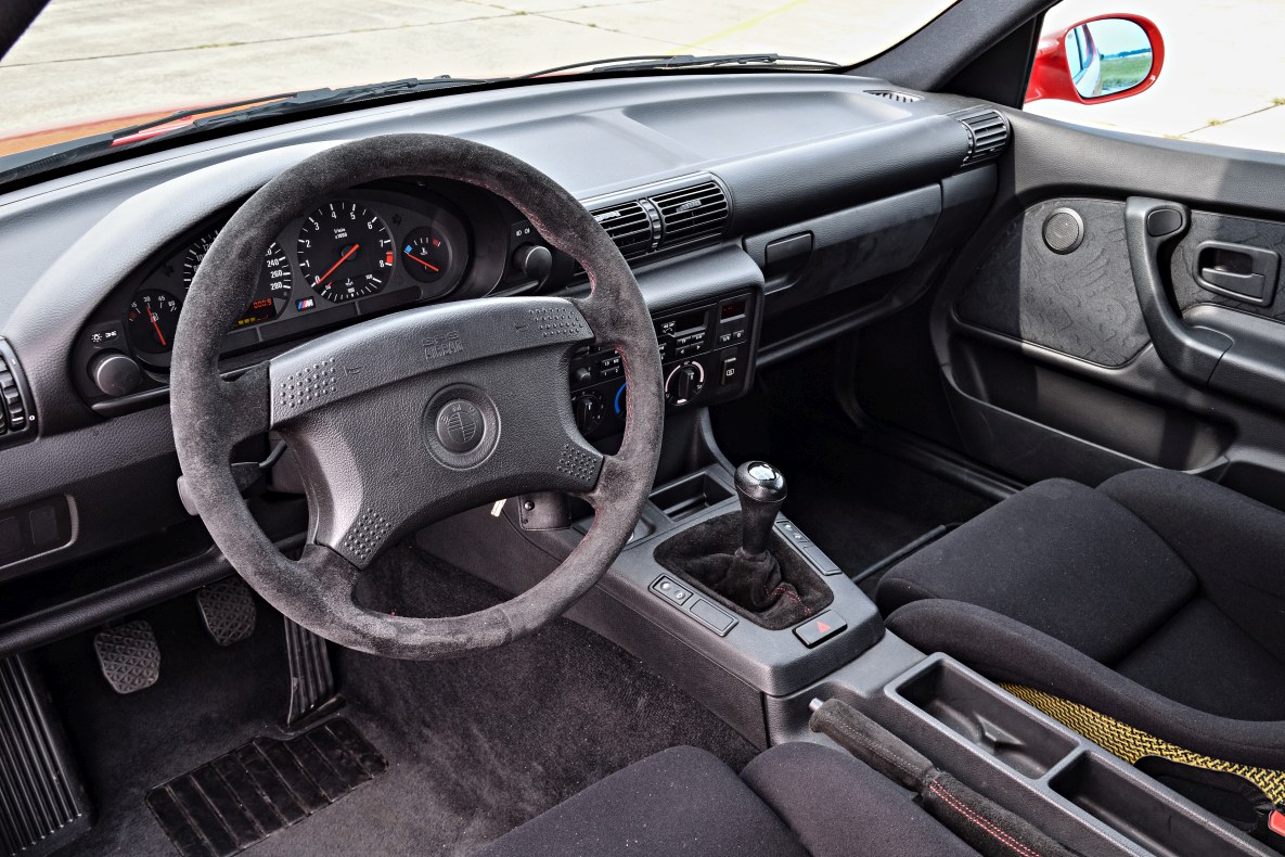Armaturenbrett und Lenkrad des BMW M3 E36 Compact 