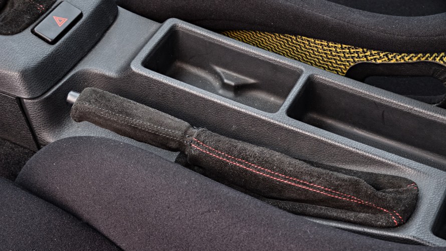 Mittelkonsole und Handbremshebel des BMW M3 E36 Compact 