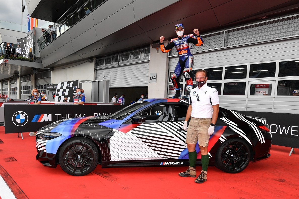Markus Flasch gratiuliert Miguel Oliveira zum Gewinn des neuen BMW M4
