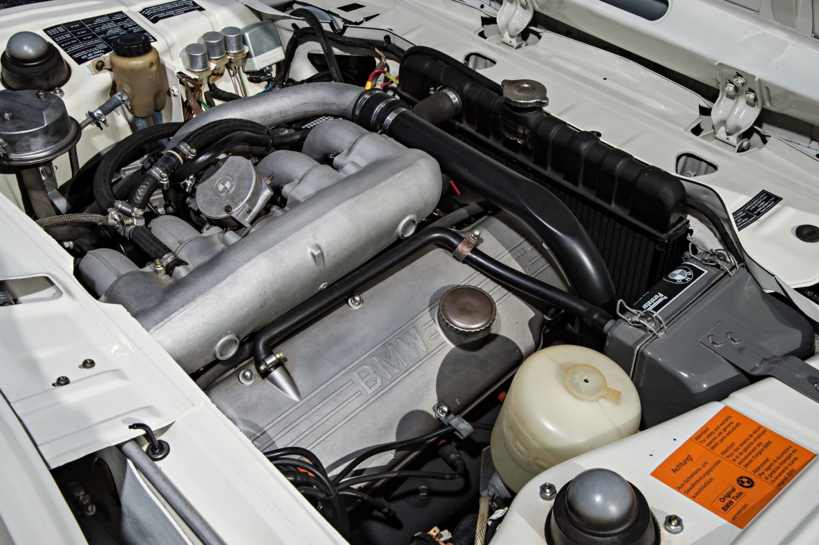 Der Motor des BMW 2002 turbo, auch als M10 bekannt