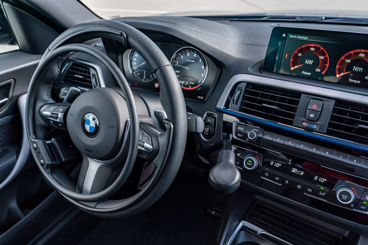 Spezielles Lenkrad für Menschen mit Behinderung in einem BMW 230i Coupé