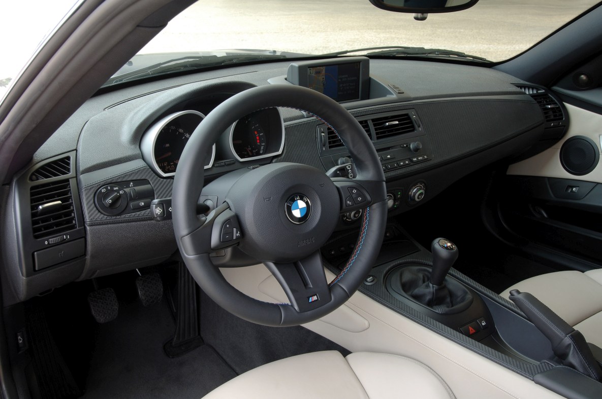 Interieur, Lenkrad und Mittelkonsole des BMW Z4 M Coupé