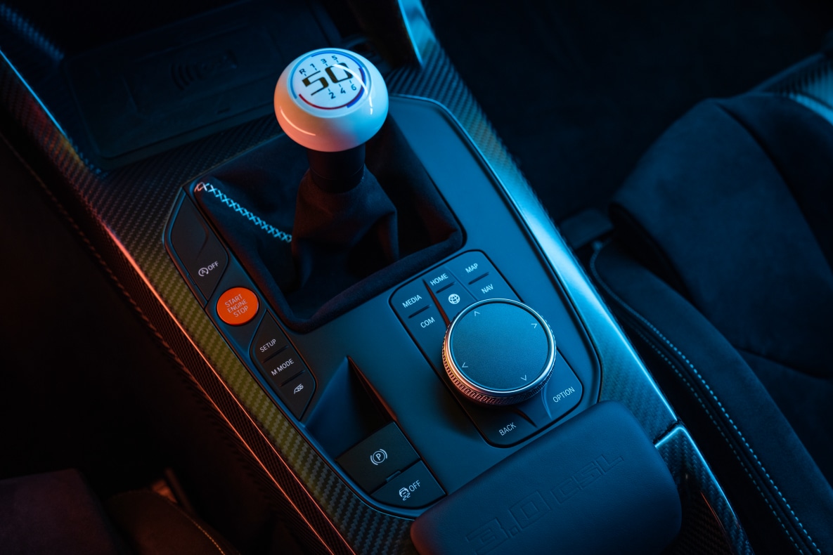 Detailaufnahme des Interieurs des 3.0 CSL: Der ikonische weiße Schaltknauf.